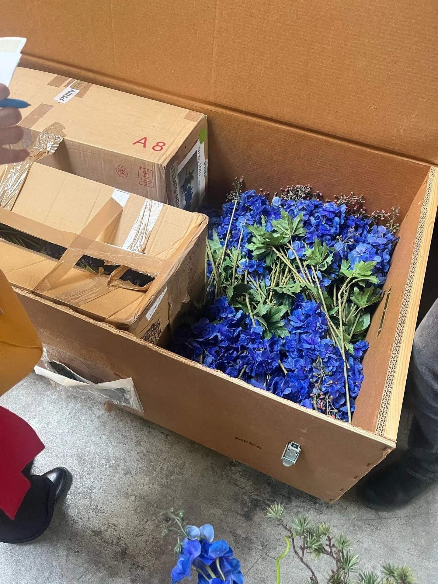 Collecte des fleurs artificielles en entrepôt